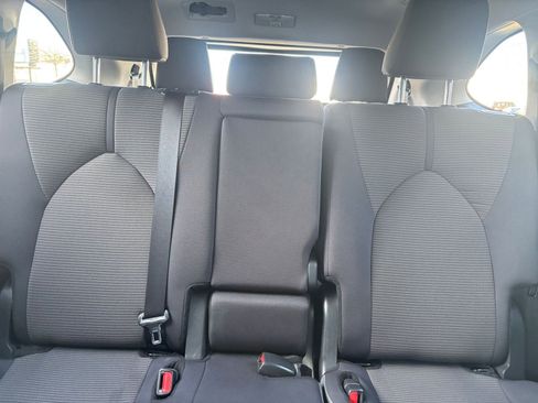Used 2025 Toyota Highlander LE FWD image 38