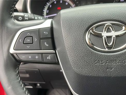 Certified 2023 Toyota Highlander XLE image 12