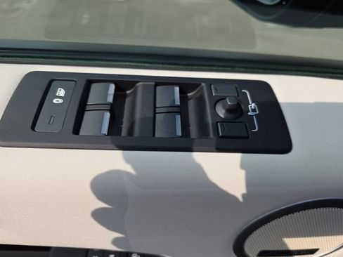 Used 2025 Land Rover Discovery S AWD/4WD image 32