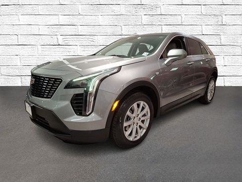 Certified 2023 Cadillac XT4 Luxury w/ Cold Weather Package FWD image 2