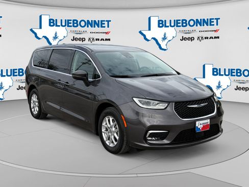 Certified 2023 Chrysler Pacifica Touring-L FWD image 3