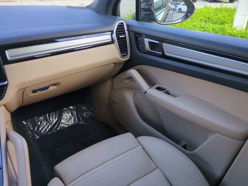 Used 2023 Porsche Cayenne Platinum Edition image 16