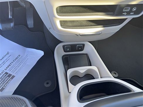 Used 2018 Chrysler Pacifica Limited image 16