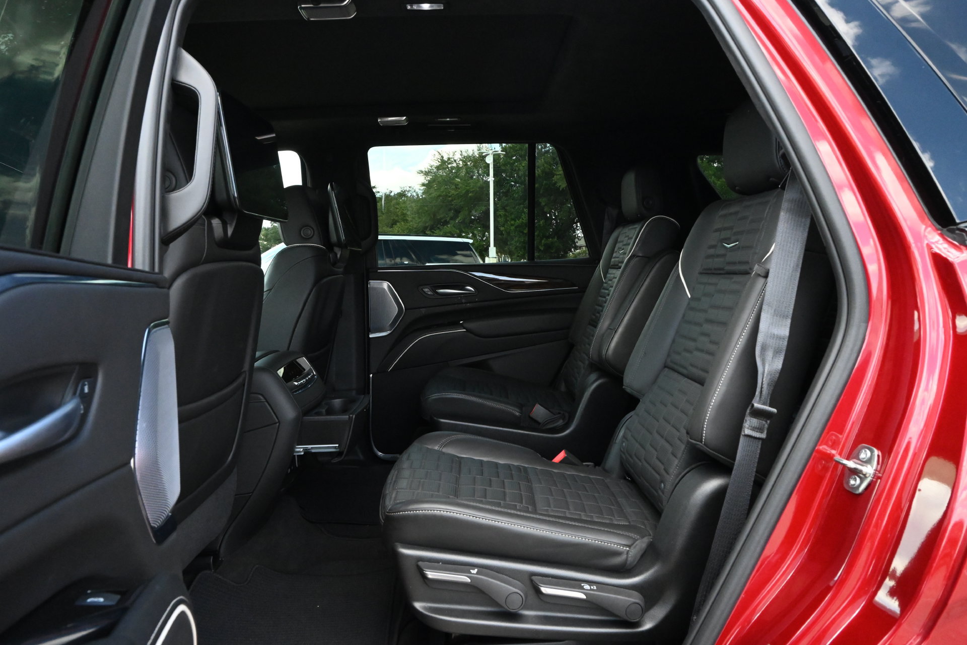 Used 2024 Cadillac Escalade Sport Platinum w/ LPO, ONYX Package AWD/4WD image 20