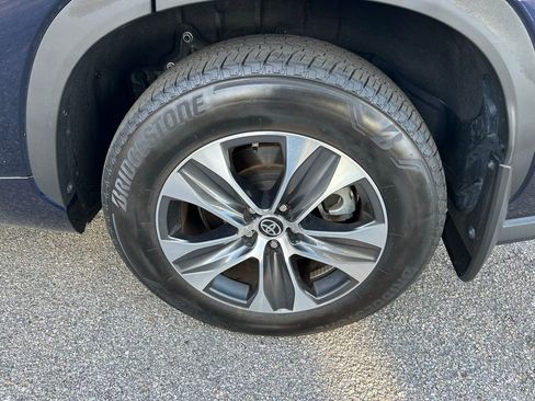 Certified 2025 Toyota Highlander XLE image 9