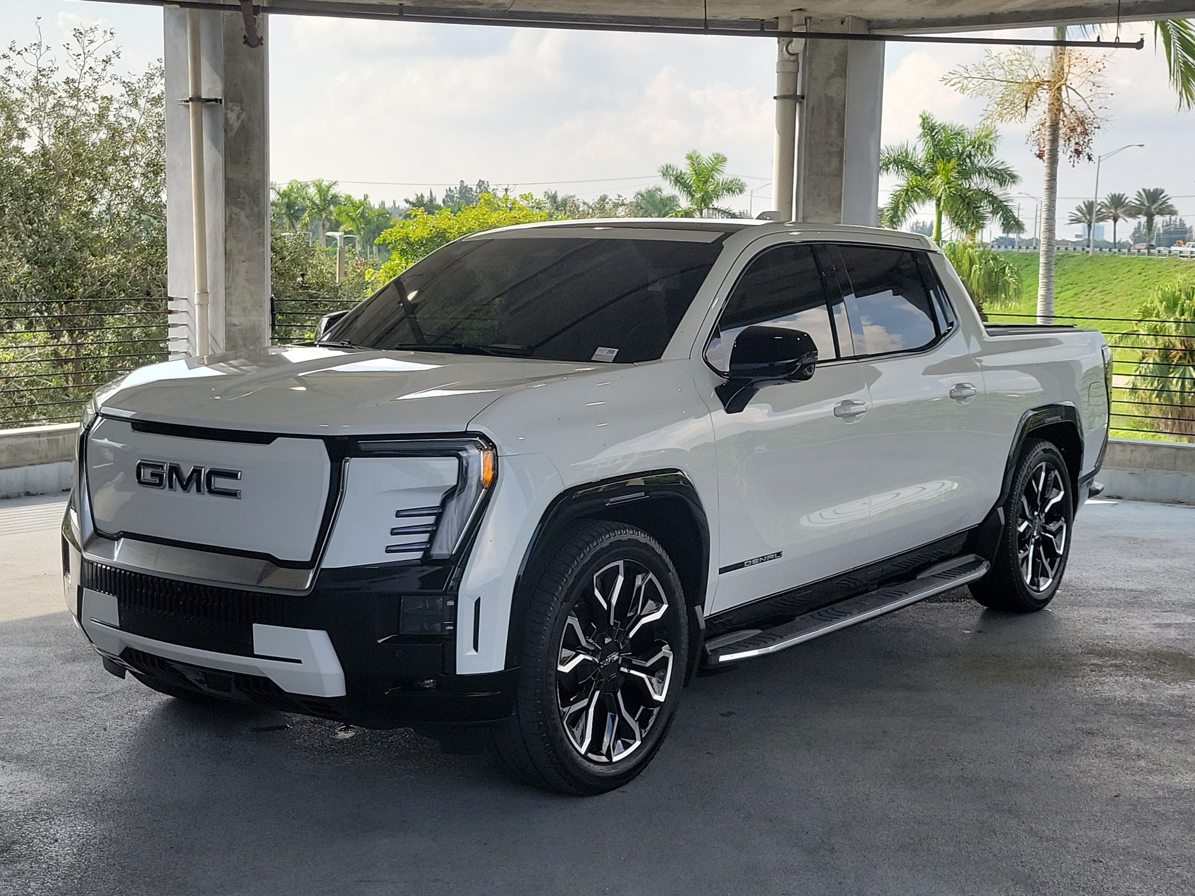 Used 2025 GMC Sierra EV Denali AWD/4WD image 4