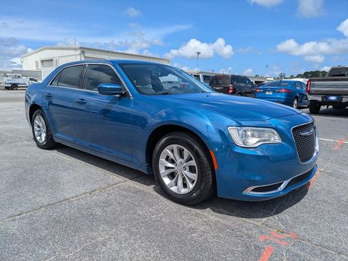 Used 2022 Chrysler 300 Touring RWD image 2