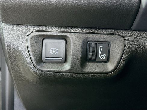 Used 2023 GMC Acadia SLE w/ Driver Convenience Package image 16