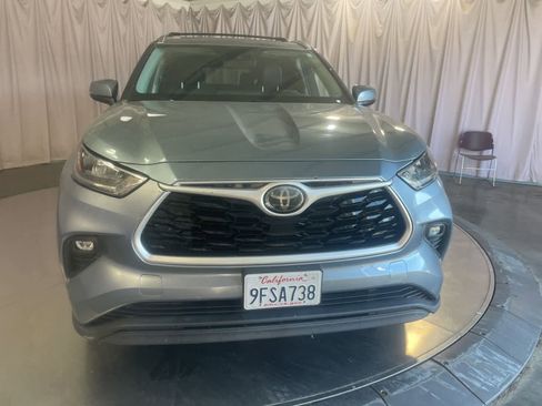 Used 2020 Toyota Highlander XLE AWD/4WD image 3