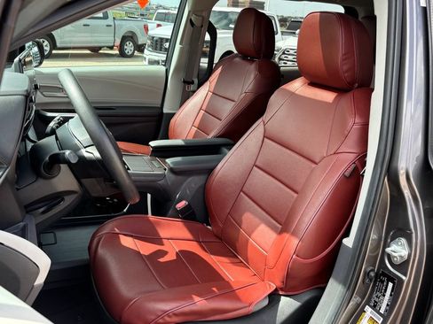 Used 2024 Toyota Sienna LE w/ LE Plus Package FWD image 12