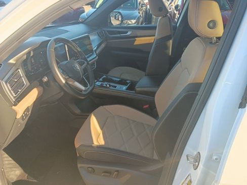 Used 2025 Volkswagen Atlas Cross Sport SE image 2