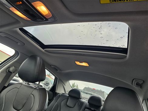 Certified 2021 Hyundai Elantra Limited w/ Cargo Package image 20