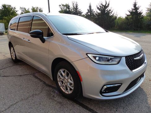 Used 2026 Chrysler Pacifica Select FWD image 10