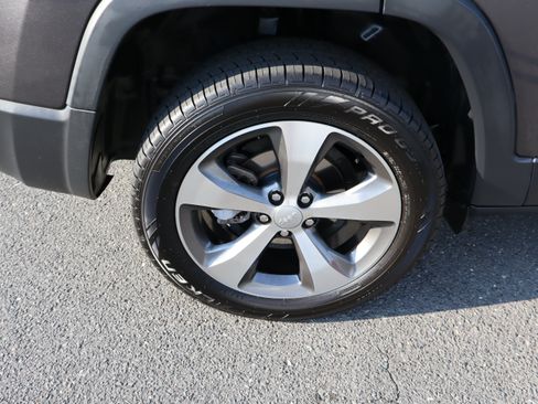 Used 2020 Jeep Cherokee Limited FWD image 38