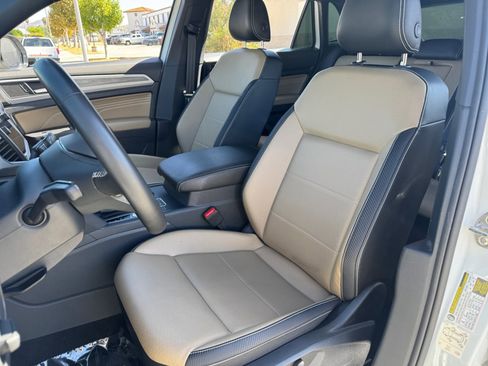 Used 2021 Volkswagen Atlas Cross Sport SE image 16