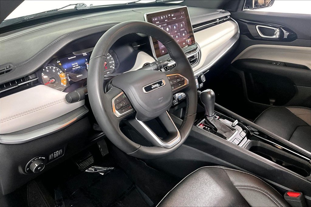 Used 2025 Jeep Compass Limited AWD/4WD image 13