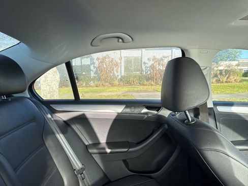 Used 2017 Volkswagen Jetta SE image 14