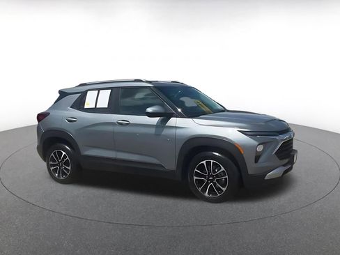 Used 2025 Chevrolet TrailBlazer LT FWD image 2