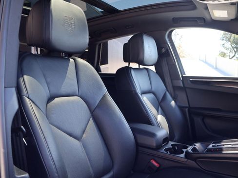 Certified 2022 Porsche Macan S image 24