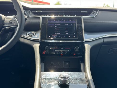 Used 2023 Jeep Grand Cherokee Laredo RWD image 15