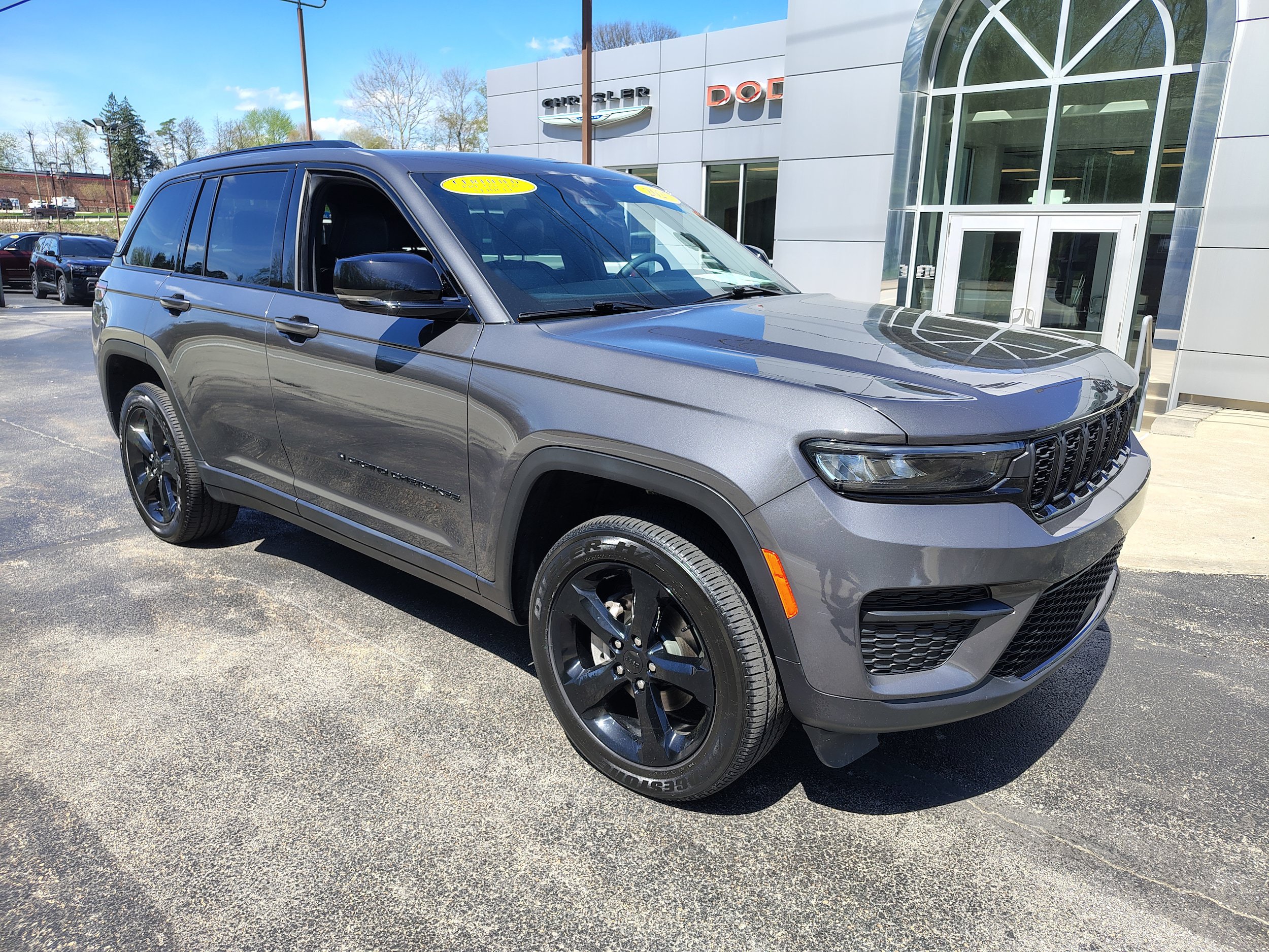 Certified 2025 Jeep Grand Cherokee Altitude AWD/4WD image 2
