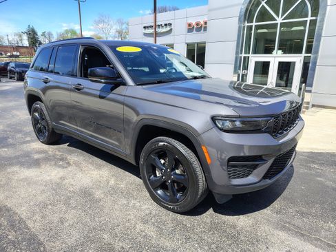 Certified 2025 Jeep Grand Cherokee Altitude image 2