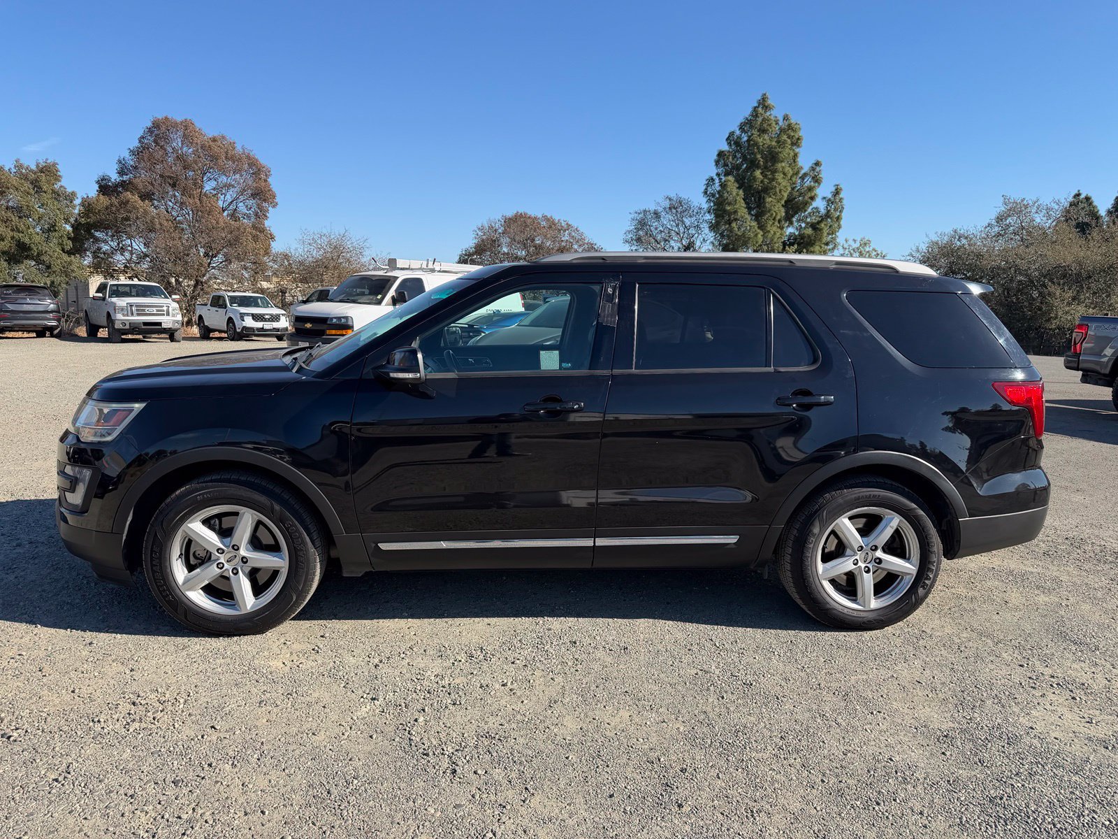 Used 2017 Ford Explorer XLT w/ Equipment Group 202A FWD image 2