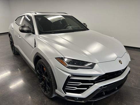 Used 2021 Lamborghini Urus image 2