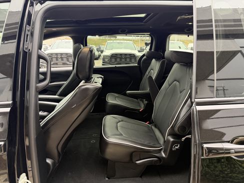 New 2026 Chrysler Pacifica Limited w/ Uconnect Theater Family Group image 29