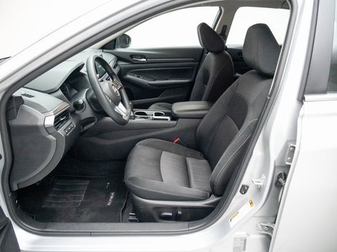 Used 2024 Nissan Altima 2.5 SV image 2