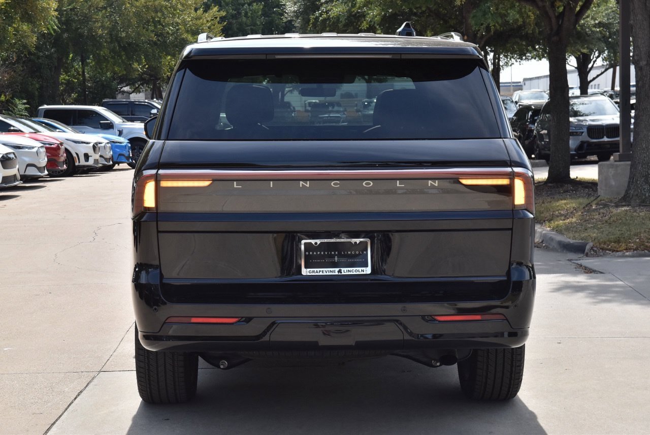 New 2026 Lincoln Navigator Reserve w/ Jet Appearance Package AWD/4WD image 8