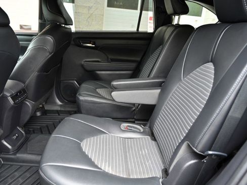 Used 2021 Toyota Highlander XSE AWD/4WD image 18