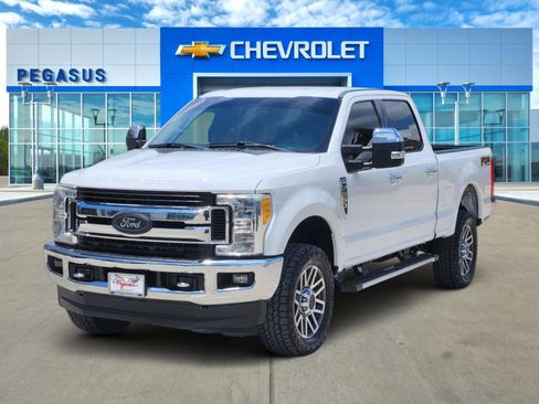 Used 2017 Ford F250 XLT w/ XLT Premium Package AWD/4WD image 2