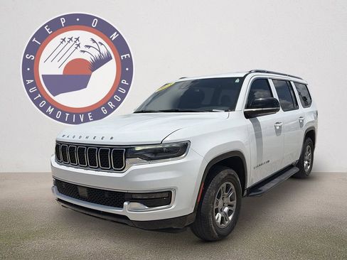 Used 2023 Jeep Wagoneer 4WD image 2