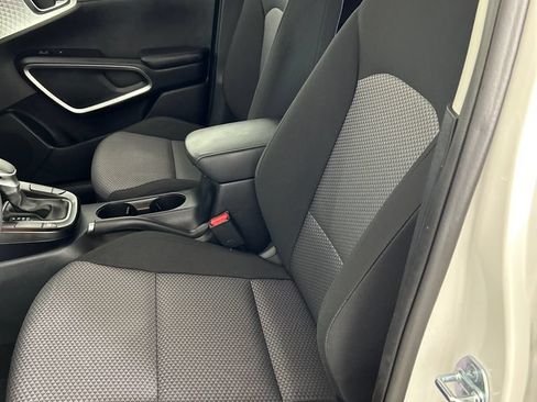 Used 2025 Kia Soul LX w/ LX Technology Package FWD image 12