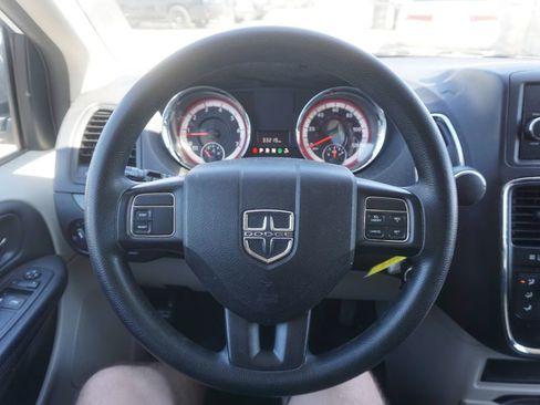 Used 2016 Dodge Grand Caravan SE w/ Quick Order Package 29E SE FWD image 3
