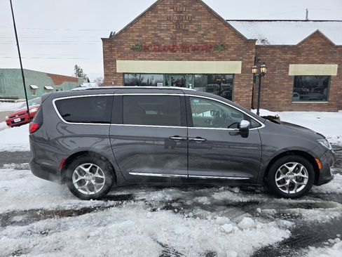 Used 2017 Chrysler Pacifica Limited image 5