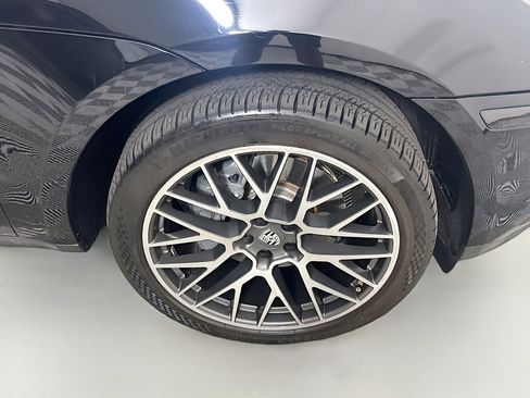 Used 2020 Porsche Macan S w/ Premium Package Plus image 31