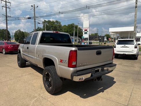 Used 2005 GMC Sierra 1500 SLE w/ Light Duty Power Package AWD/4WD image 4