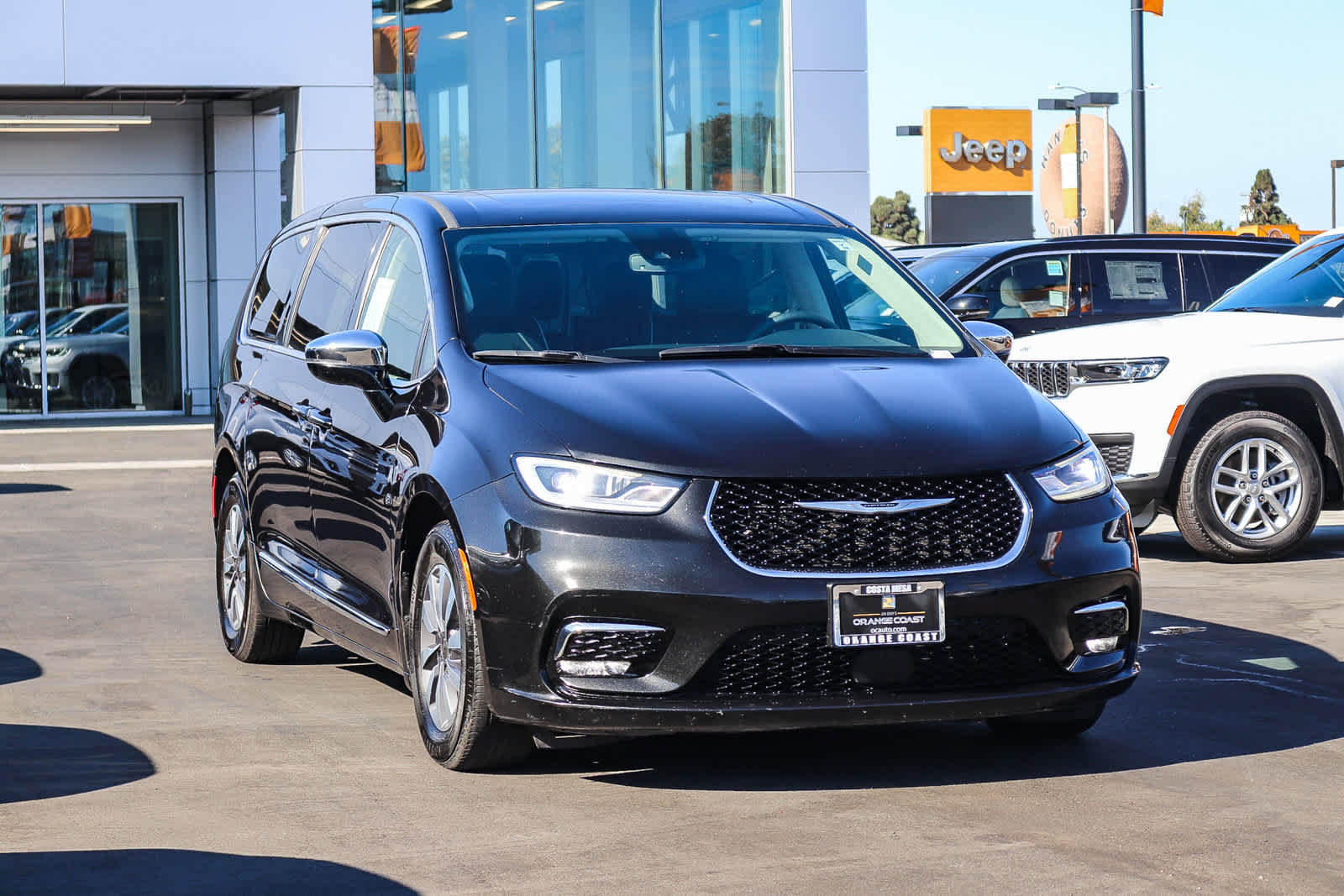 Used 2023 Chrysler Pacifica Limited FWD image 3