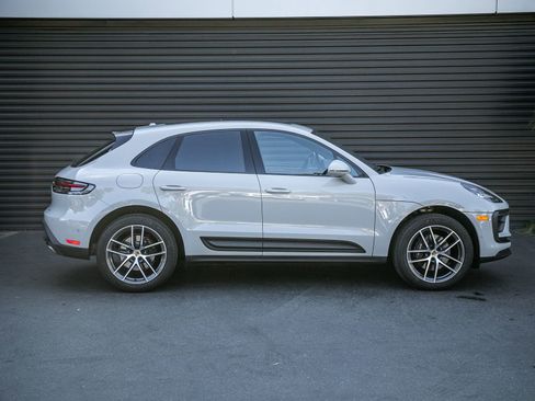 Certified 2025 Porsche Macan image 8