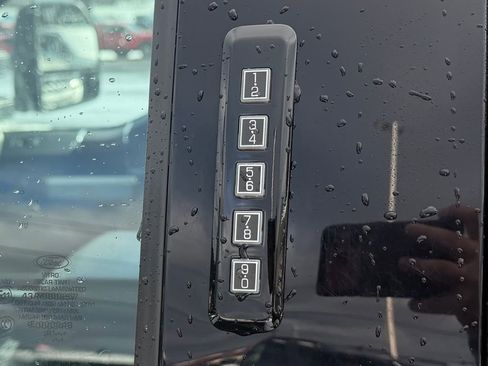 Used 2022 Ford F250 Lariat w/ Black Appearance Package image 11