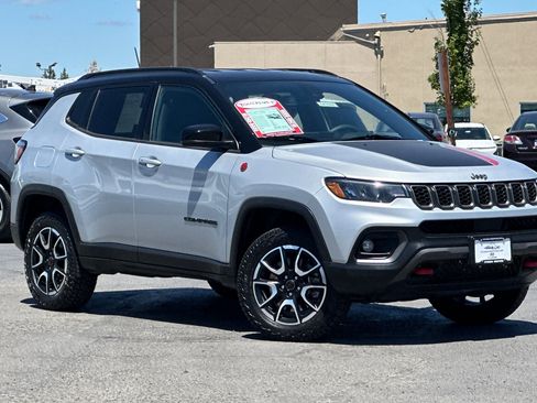 Used 2025 Jeep Compass Trailhawk AWD/4WD image 2