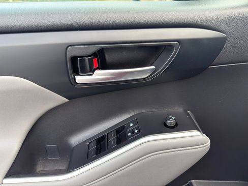 Used 2021 Toyota Highlander XLE image 17