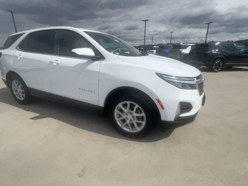 Used 2023 Chevrolet Equinox LT FWD image 2
