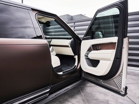 Used 2024 Land Rover Range Rover Long Wheelbase SE image 32