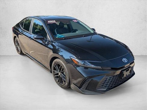 Used 2025 Toyota Camry SE FWD image 3