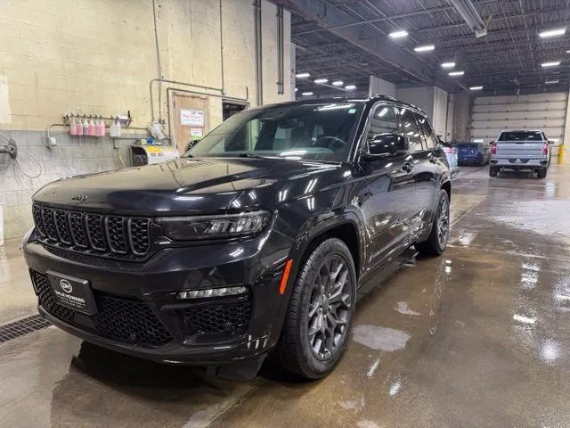 Used 2025 Jeep Grand Cherokee Summit w/ Obsidian Package AWD/4WD image 10