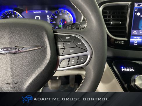 Used 2024 Chrysler Pacifica Touring-L image 23