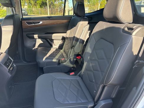 Certified 2026 Volkswagen Atlas SE w/ Panoramic Sunroof Package image 7